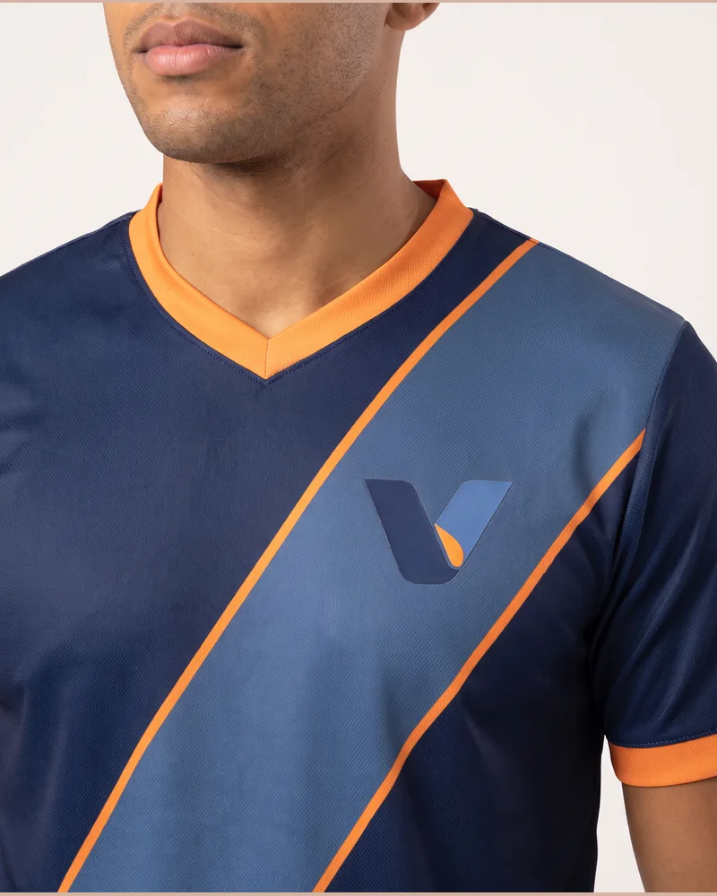 Close de gola e vivos em uniforme Vestano