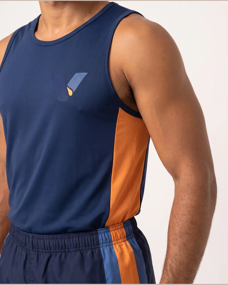 Close de recortes e costuras em uniforme Vestano